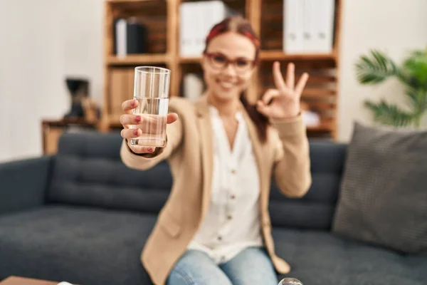 Mladá Běloška Nabízí Sklenici Vody Dělá Pořádku Znamení Prsty Usmívá — Stock fotografie