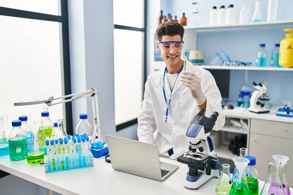 Jeune Homme Hispanique Portant Uniforme Scientifique Utilisant Tube Essai Tenue — Photo