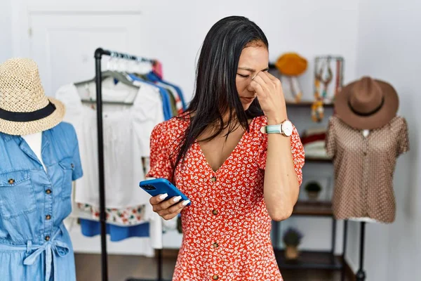 Mujer Hispana Joven Que Trabaja Una Boutique Minorista Usando Teléfono —  Fotos de Stock