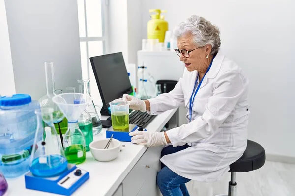 Ältere Grauhaarige Frau Wissenschaftleruniform Wägt Flüssigkeit Labor — Stockfoto