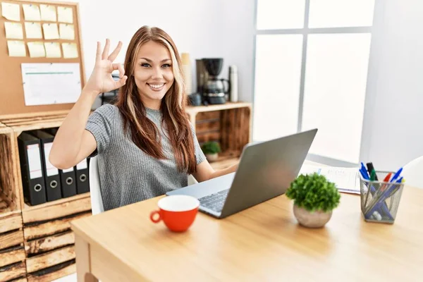 Jonge Brunette Vrouw Werkt Kantoor Met Laptop Lachend Positief Doet — Stockfoto