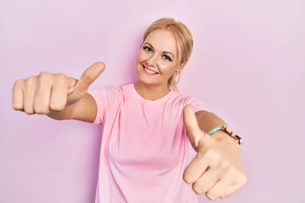 Jonge Blonde Vrouw Draagt Casual Roze Shirt Goed Keuren Doen — Stockfoto