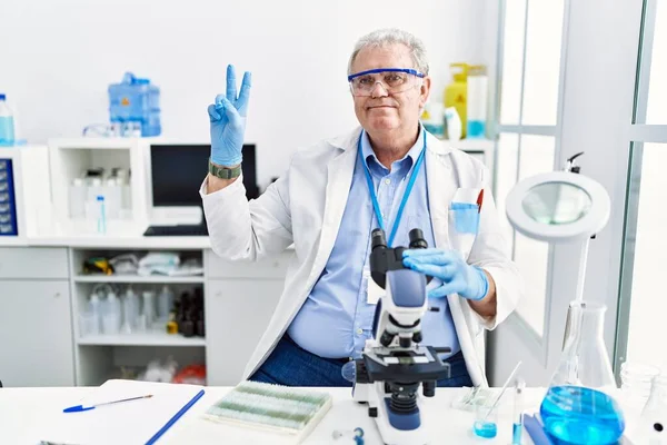 Homem Caucasiano Sênior Trabalhando Laboratório Cientistas Sorrindo Olhando Para Câmera — Fotografia de Stock