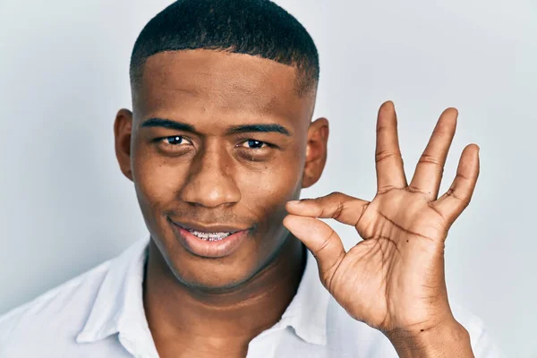 Young Black Man Isolated Background Doing Sign Fingers Smiling Friendly — Foto Stock