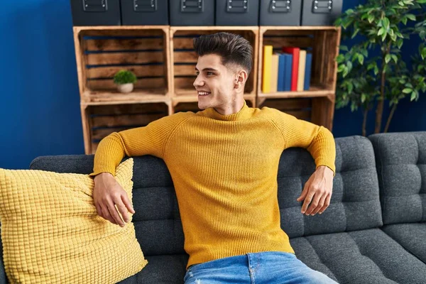 Junger Hispanischer Mann Lächelt Selbstbewusst Auf Sofa Hause — Stockfoto