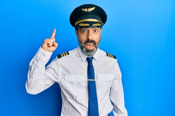 Mann Mittleren Alters Mit Bart Und Grauen Haaren Flugzeugpilotenuniform Zeigt — Stockfoto