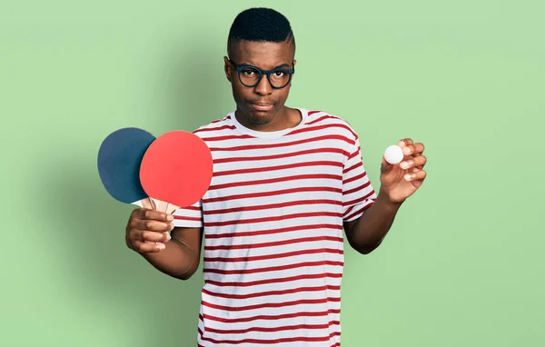 Junger Afrikanisch Amerikanischer Mann Der Rote Tischtennisschläger Und Ball Der — Stockfoto