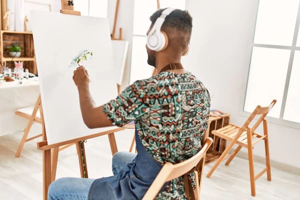 Jeune Artiste Afro Américain Arrière Plan Écoutant Musique Peinture Studio — Photo