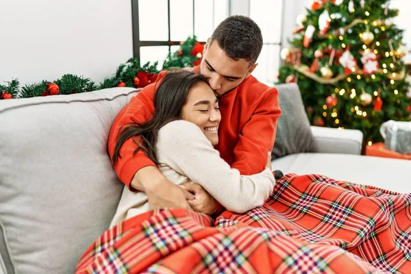 Joven Pareja Hispana Sonriendo Feliz Abrazándose Sentada Sofá Por Árbol — Foto de Stock