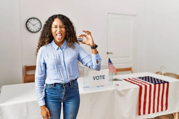 Hermosa Mujer Hispana Pie Campaña Política Votando Con Lengua Pegada —  Fotos de Stock