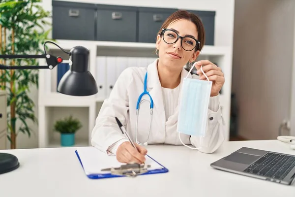 Giovane Donna Ispanica Indossa Uniforme Medico Tenuta Maschera Medica Clinica — Foto Stock