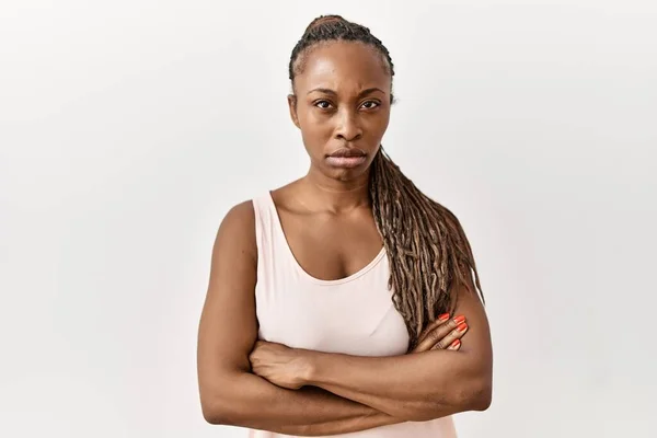 Femme Noire Avec Des Tresses Debout Sur Fond Isolé Sceptique — Photo