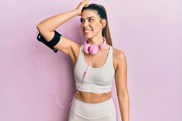 Ung Latinamerikansk Kvinna Klädd Gympakläder Och Med Hörlurar Ler Säker — Stockfoto