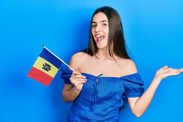 Jong Brunette Tiener Holding Moldova Vlag Vieren Prestatie Met Vrolijke — Stockfoto