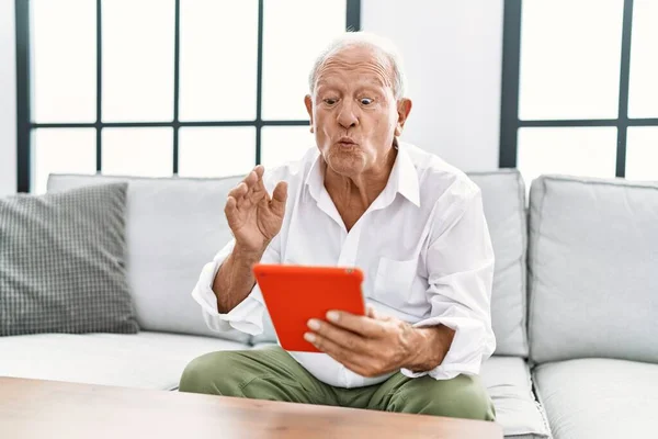 Senior Homme Souriant Confiant Ayant Appel Vidéo Maison — Photo
