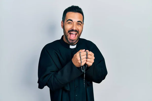 Όμορφος Ισπανός Ιερέας Γενειάδα Προσεύχεται Κρατώντας Καθολικό Κομπολόι Χαμογελώντας Και — Φωτογραφία Αρχείου