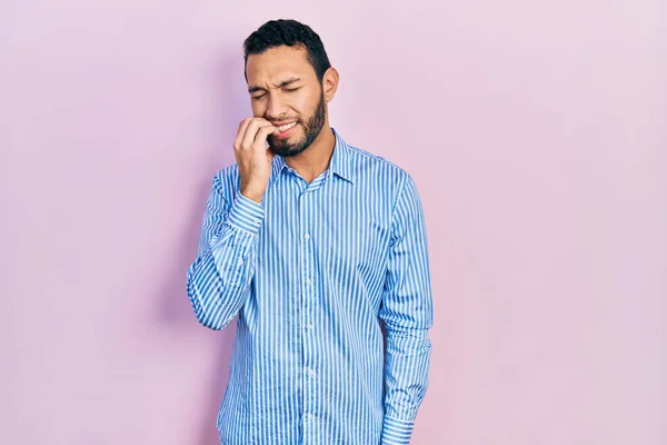 Hispanischer Mann Mit Bart Lässig Blaues Hemd Sieht Gestresst Und — Stockfoto
