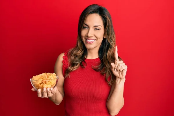 Mulher Latina Jovem Segurando Batata Frita Sorrindo Com Uma Ideia — Fotografia de Stock