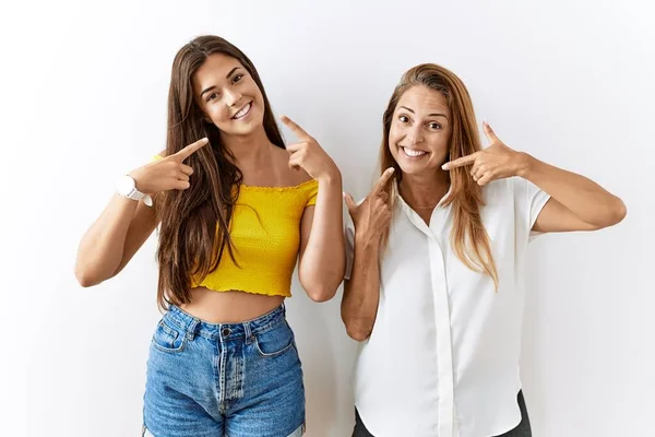 Moeder Dochter Samen Staan Samen Geïsoleerde Achtergrond Glimlachend Vrolijk Tonen — Stockfoto