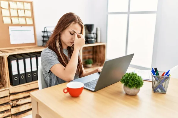 Mujer Morena Joven Que Trabaja Oficina Con Portátil Cansado Frotando — Foto de Stock