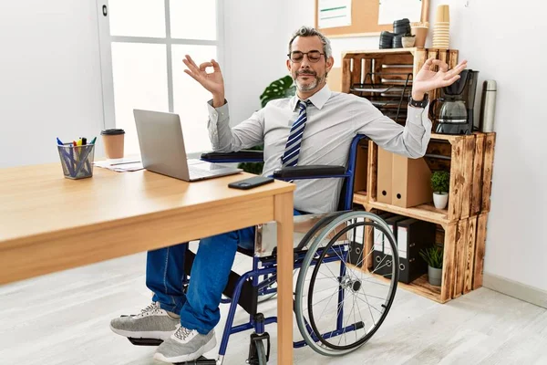 Μεσήλικας Ισπανός Που Εργάζεται Στο Γραφείο Κάθεται Αναπηρική Καρέκλα Χαλαρώνει — Φωτογραφία Αρχείου