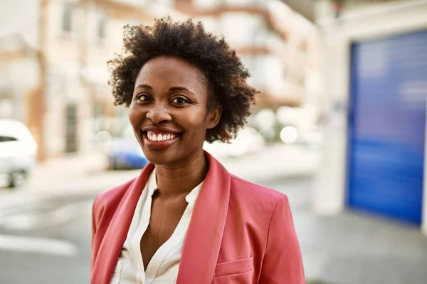 Güzel Bir Adamı Afro Saçlı Amerikalı Kadın Şehirde Mutlu Kendinden — Stok fotoğraf
