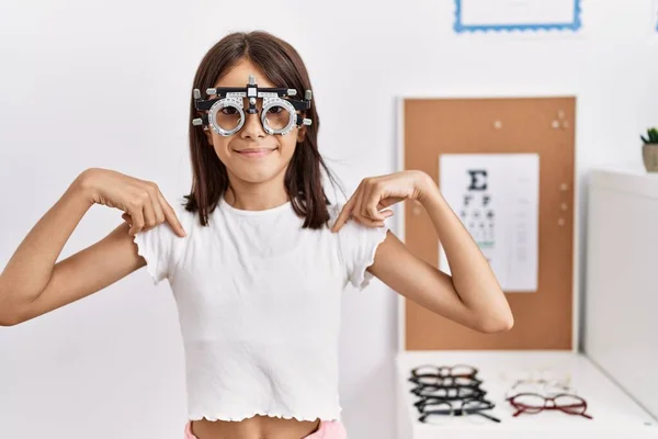 Joven Chica Hispana Con Gafas Optometría Que Confiada Con Sonrisa —  Fotos de Stock