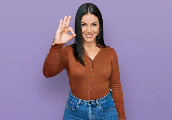 Молода Іспаномовна Жінка Повсякденному Одязі Посміхається Позитивно Роблячи Знак Рукою — стокове фото