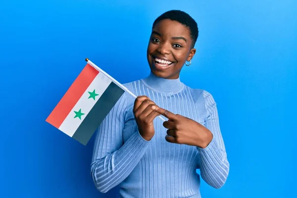 Young African American Woman Holding Syria Flag Smiling Happy Pointing — Stock Photo, Image