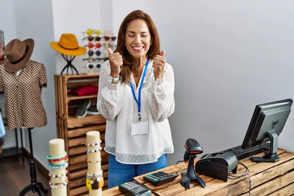 Mujer Hispana Mediana Edad Trabajando Como Gerente Boutique Minorista Emocionada — Foto de Stock