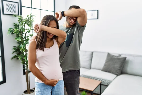 Jong Interraciaal Koppel Verwacht Een Baby Raakt Zwanger Buik Glimlachend — Stockfoto