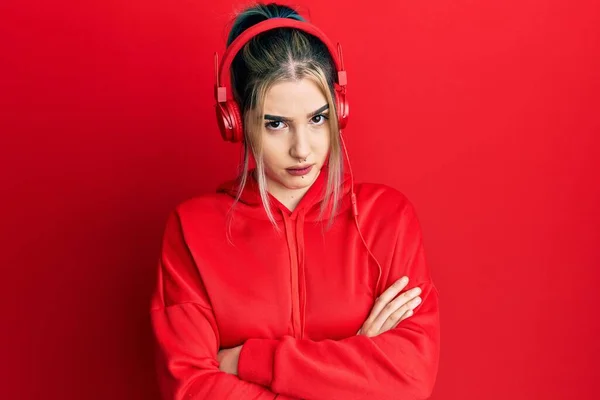 Joven Chica Moderna Con Ropa Gimnasio Uso Auriculares Escéptico Nervioso — Foto de Stock