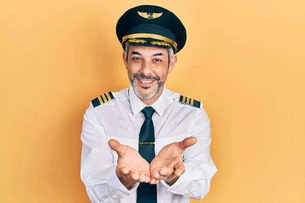 Schöner Mann Mittleren Alters Mit Grauen Haaren Flugzeugpilotenuniform Der Lächelnd — Stockfoto
