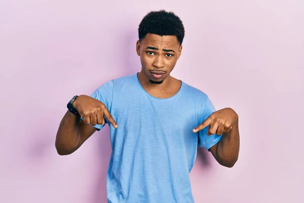 Ung Afrikansk Amerikansk Man Bär Casual Blå Skjorta Pekar Ner — Stockfoto