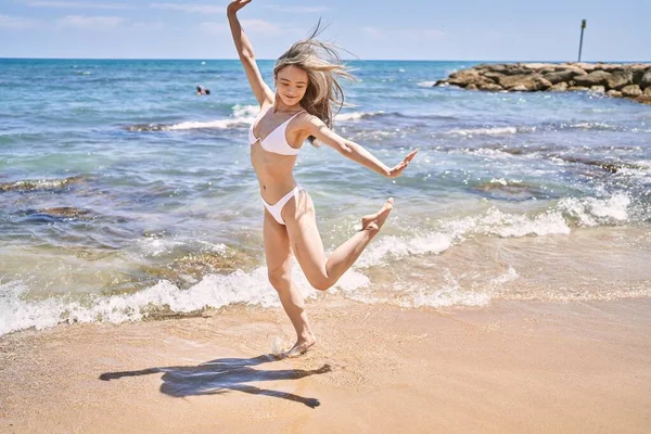 穿着比基尼站在海滩上的中国小女孩 — 图库照片