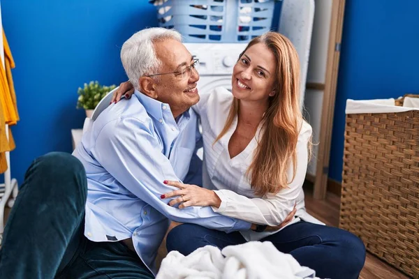 Middle Age Man Woman Couple Hugging Each Other Waiting Washing — Stock Photo, Image