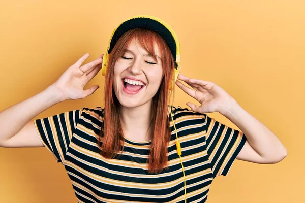 Redhead Mladá Žena Poslouchá Hudbu Pomocí Sluchátek Úsměvem Hlasitě Zasměje — Stock fotografie