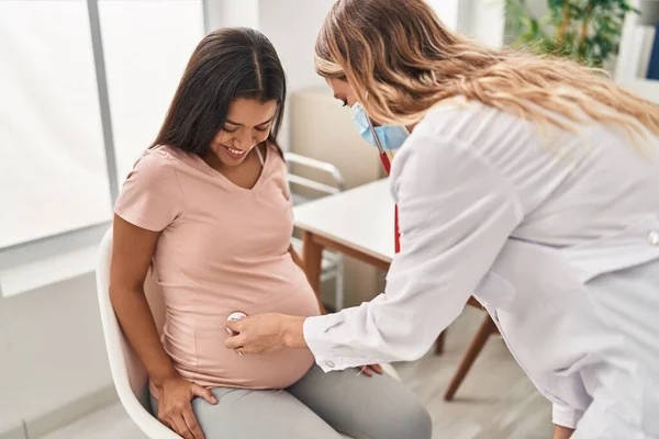 Mujer Latina Joven Embarazada Médico Auscultando Vientre Clínica — Foto de Stock