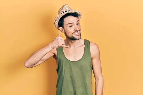Jeune Homme Hispanique Portant Chapeau Été Souriant Faisant Geste Téléphone — Photo