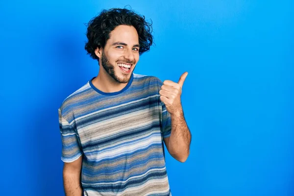 Schöner Hispanischer Mann Lässiger Kleidung Vor Rosa Hintergrund Lächelt Mit — Stockfoto
