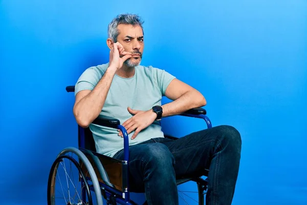 Schöner Mann Mittleren Alters Mit Grauen Haaren Der Rollstuhl Sitzt — Stockfoto