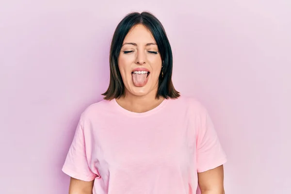 Ung Latinamerikansk Kvinna Bär Casual Rosa Skjorta Sticker Tungan Glad — Stockfoto