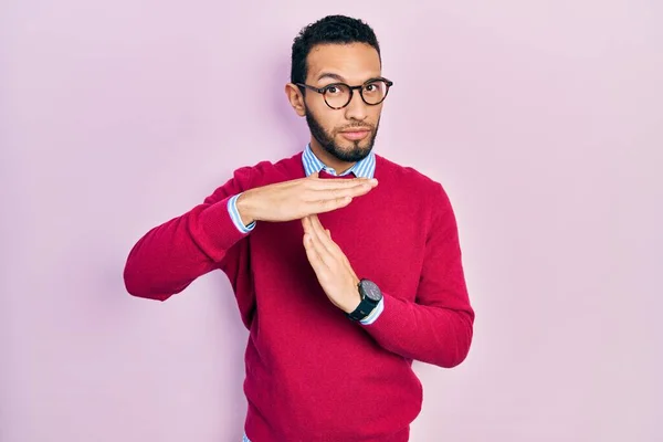 Homem Hispânico Com Barba Vestindo Camisa Negócios Óculos Fazendo Tempo — Fotografia de Stock
