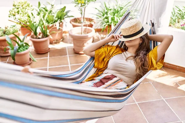 Menina Hispânica Jovem Cobrindo Rosto Com Chapéu Dormindo Rede Terraço — Fotografia de Stock