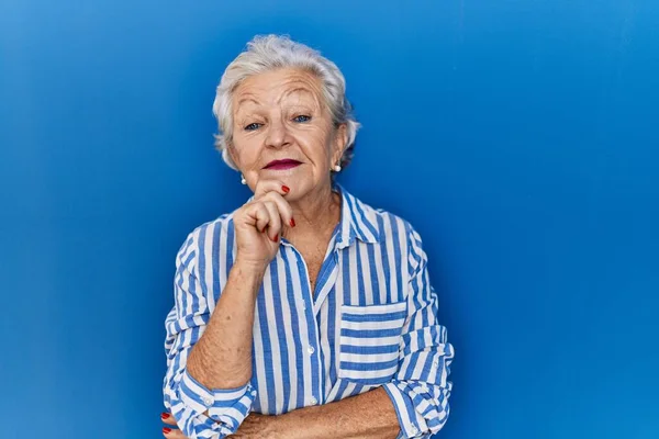 Mujer Mayor Con Pelo Gris Pie Sobre Fondo Azul Mirando — Foto de Stock