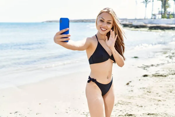Young Cuacasian Girl Wearing Bikini Having Video Call Using Smartphone — Fotografia de Stock
