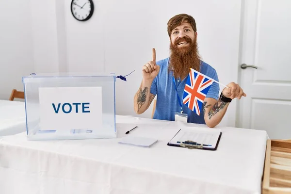 Blanke Man Met Lange Baard Bij Politieke Campagneverkiezingen Met Britse — Stockfoto