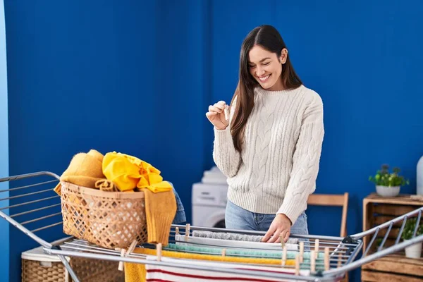 Ung Kvinna Ler Säker Hängande Kläder Klädstreck Tvättstuga — Stockfoto