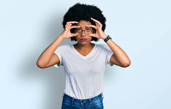 Jonge Afrikaanse Amerikaanse Vrouw Dragen Casual Wit Shirt Proberen Ogen — Stockfoto