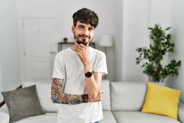 Homem Hispânico Com Barba Sala Estar Casa Olhando Confiante Para — Fotografia de Stock
